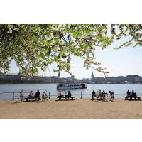 1550_2688 Frühling an der Binnenalster von Hamburg - ein Schiff der Alsterrundfahrt fährt zum Anlege | Alsterschiffe - Fahrgastschiffe auf der Alster und den Hamburger Kanälen.